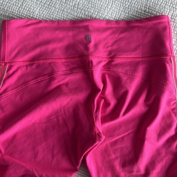 Lululemon hot pink cropped leggings with mesh side stripe and rouching- - Picture 9 of 9